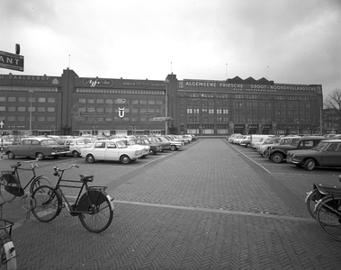 72978 Gezicht op het parkeerterrein op het Vredenburg te Utrecht, met de Jaarbeursgebouwen aan de westzijde van het plein.